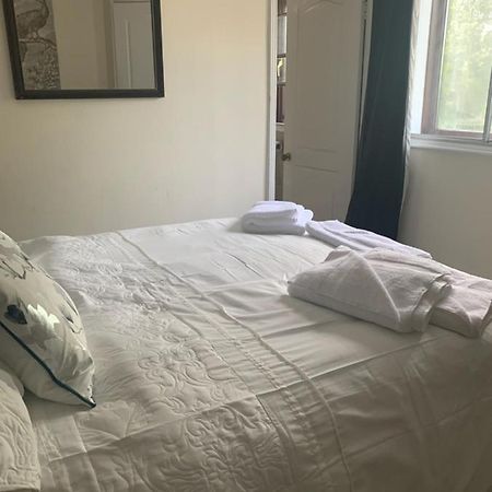 Hotel The Swan @ Stoford Esterno foto A bed with a duvet
