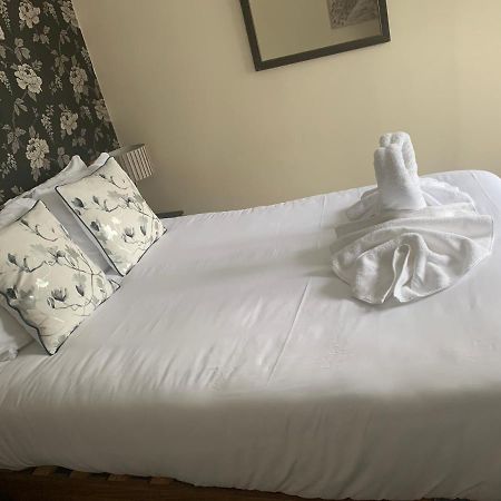 Hotel The Swan @ Stoford Esterno foto A bed with a duvet