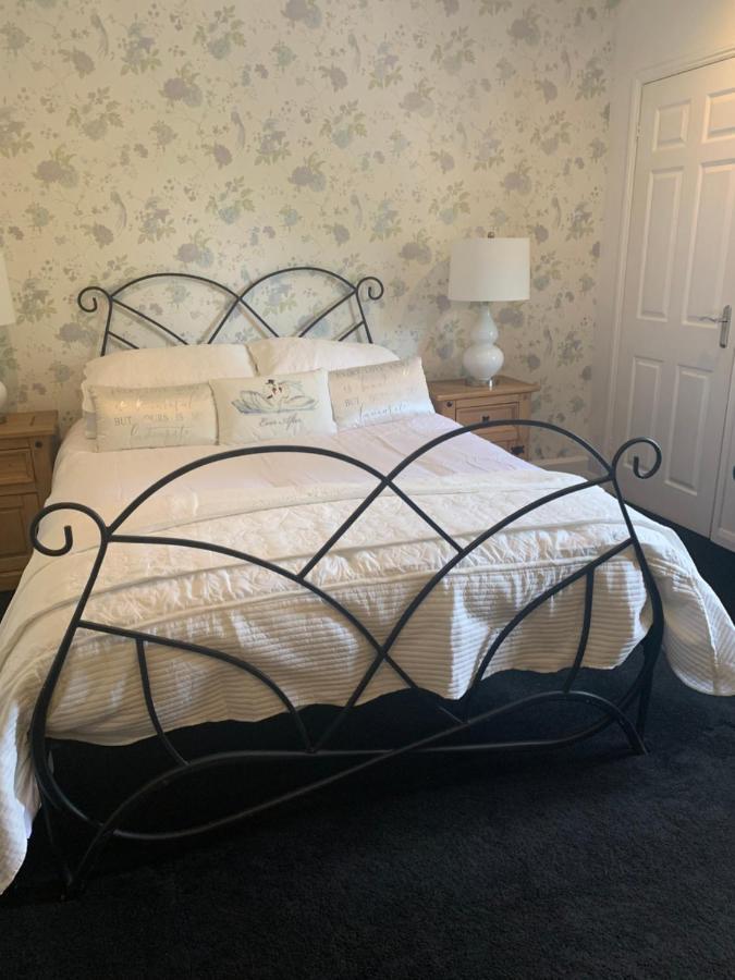 Hotel The Swan @ Stoford Esterno foto Wrought iron bed