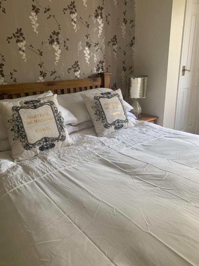 Hotel The Swan @ Stoford Esterno foto A bed with a duvet