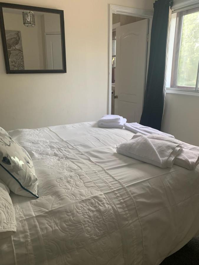 Hotel The Swan @ Stoford Esterno foto A bed with a duvet