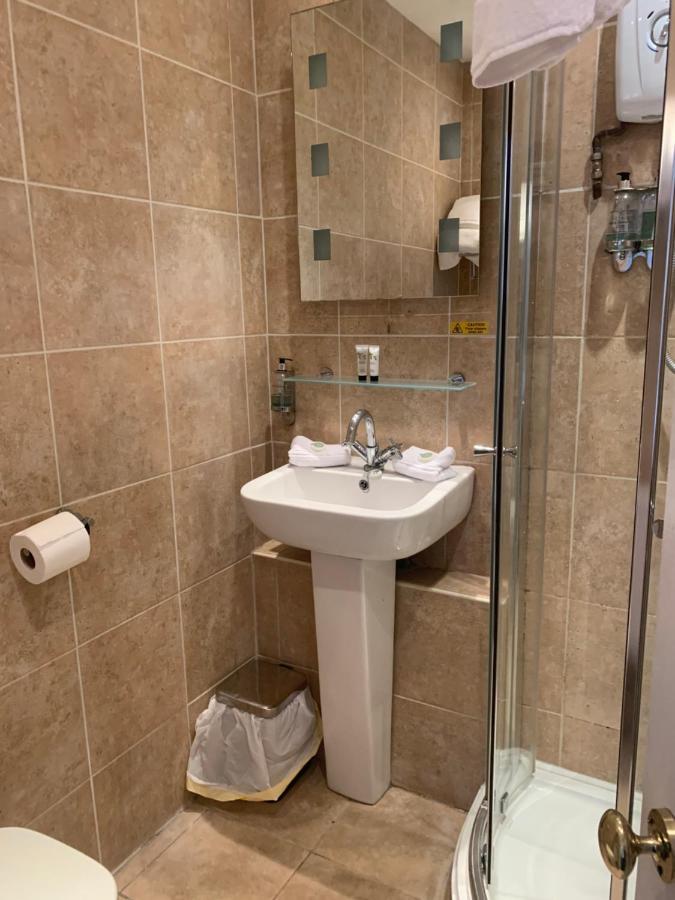 Hotel The Swan @ Stoford Esterno foto A modern bathroom