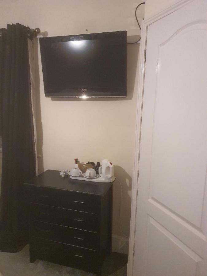 Hotel The Swan @ Stoford Esterno foto A television in a hotel room