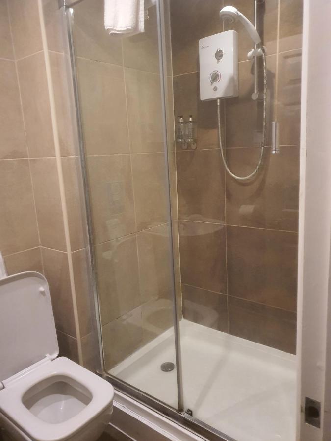 Hotel The Swan @ Stoford Esterno foto A shower cubicle