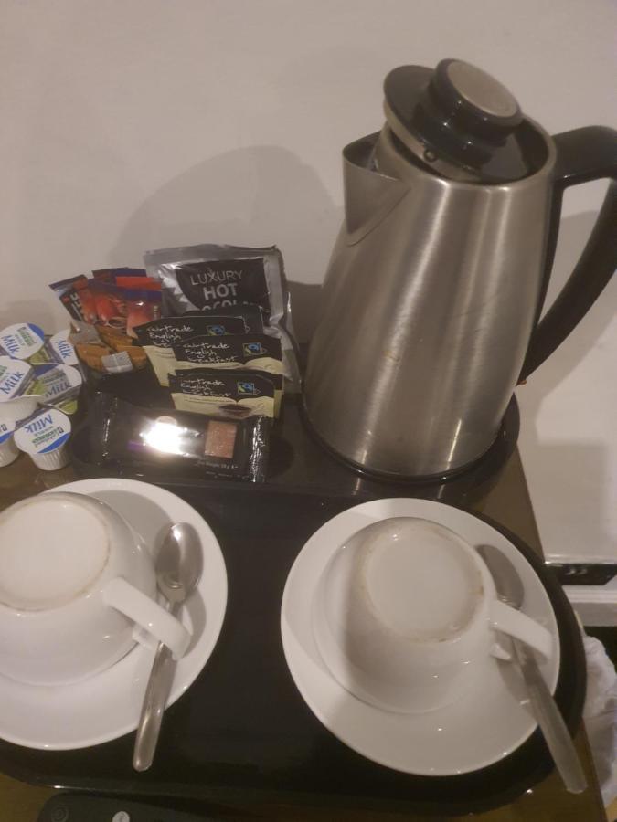 Hotel The Swan @ Stoford Esterno foto A kettle with a selection of tea and coffee