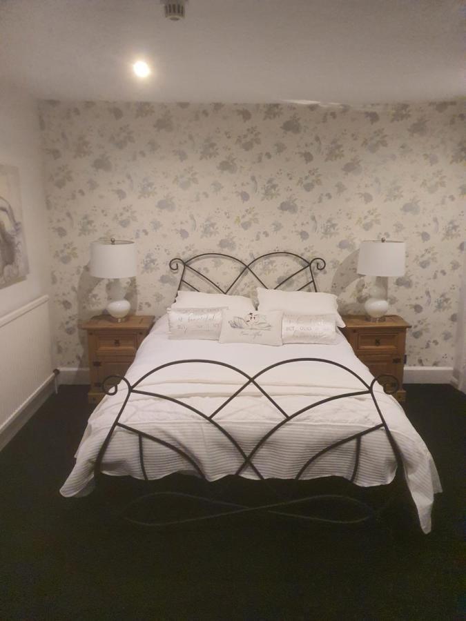 Hotel The Swan @ Stoford Esterno foto A bedroom at the hotel