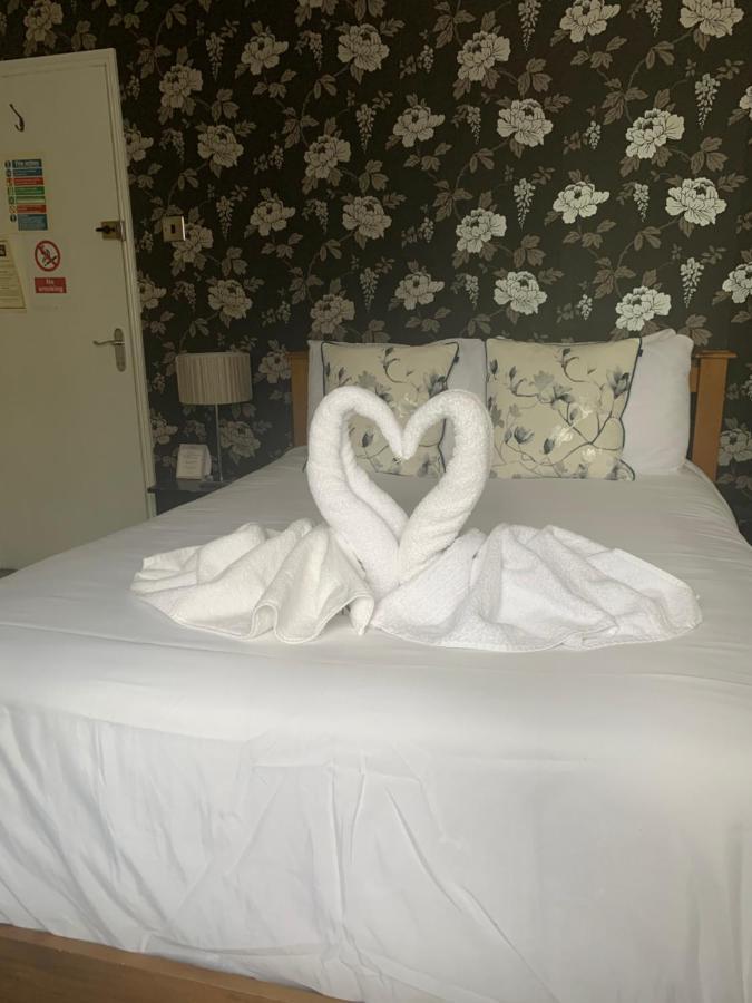 Hotel The Swan @ Stoford Esterno foto A towel swan
