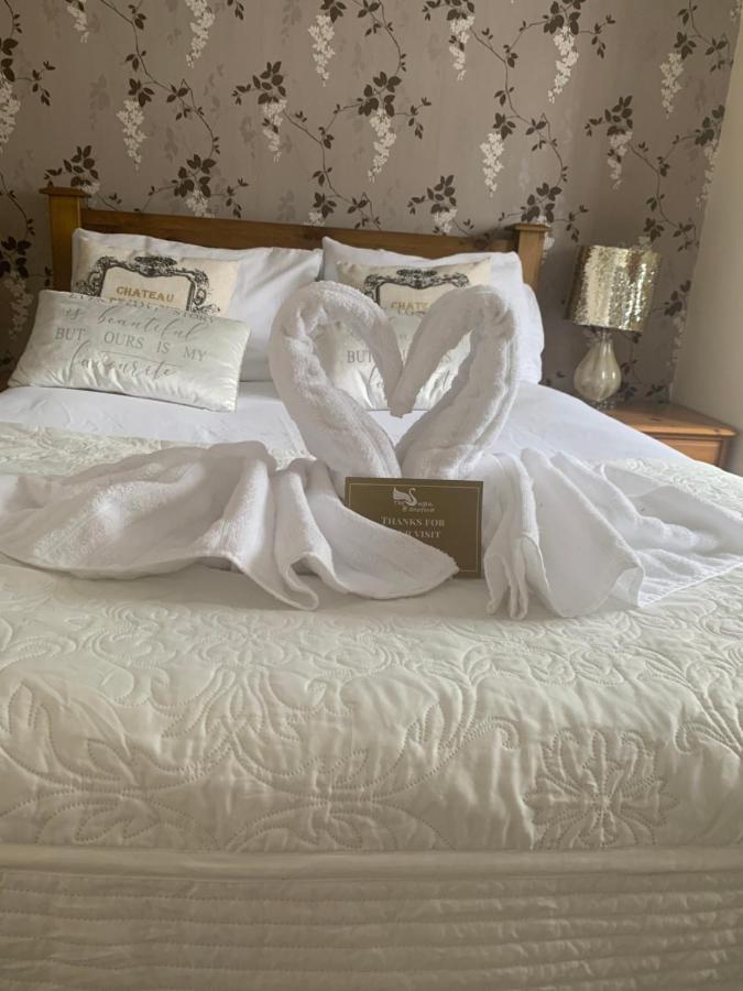 Hotel The Swan @ Stoford Esterno foto A bed at the hotel