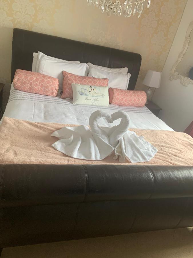 Hotel The Swan @ Stoford Esterno foto A bed with a heart shaped towel