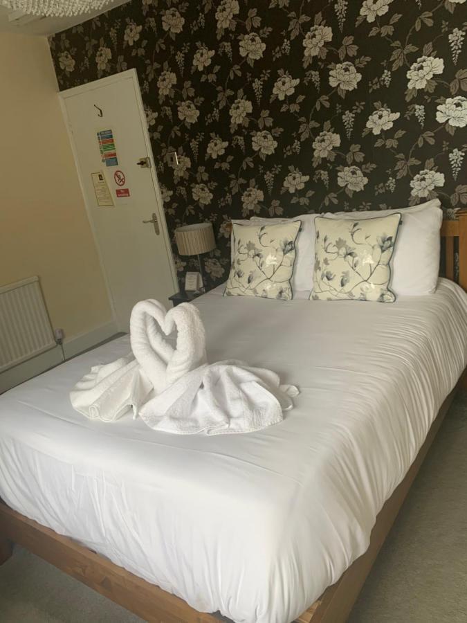 Hotel The Swan @ Stoford Esterno foto A bed with a towel swan