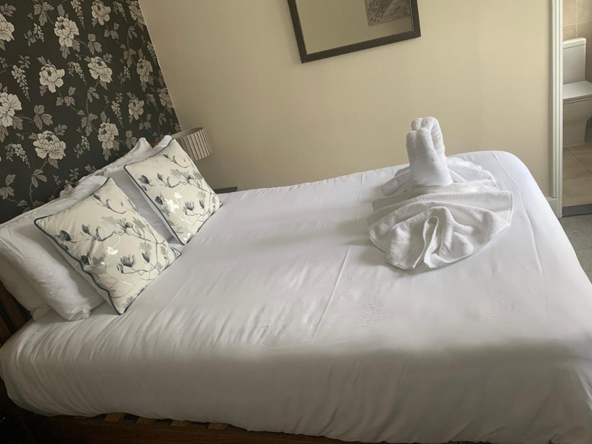 Hotel The Swan @ Stoford Esterno foto A bed with a duvet