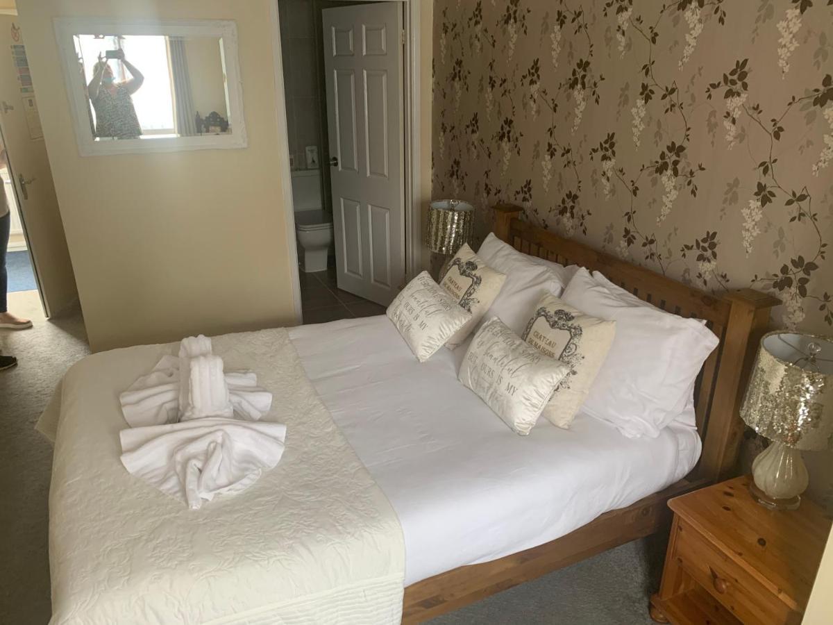 Hotel The Swan @ Stoford Esterno foto A bedroom at the hotel