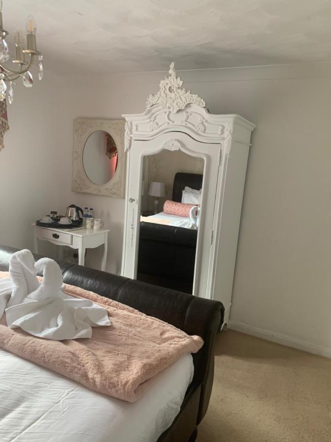 Hotel The Swan @ Stoford Esterno foto A mirrored armoire