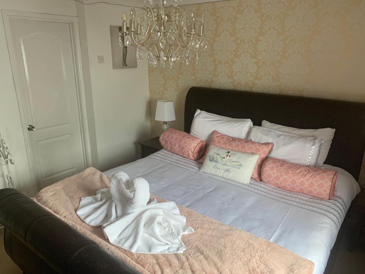 Hotel The Swan @ Stoford Esterno foto A bedroom at the hotel